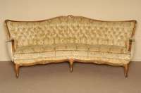 geschwungene Couch, deutsch, 3-sitzer, Gestell Nußbaum massiv, Schnitzereien aus dem Vollholz, typisches Konzept um 1965/70, RÜcken geheftet und ...