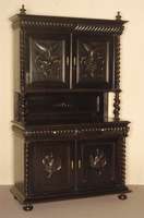 Prunkschrank, Frankreich, um 1880, Eiche massiv, teils furniert, viertÜrig mit zwei Schubladen, mehrfach profilierter Sockel und Kranz, ...