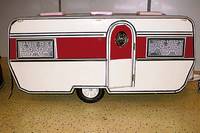 Puppenwohnwagen, deutsch, 60er/70er Jahre, MetallgehÄuse, weiß und rot lackiert, mit Inneneinrichtung, wohl Sonderanfertigung fÜr ein ...
