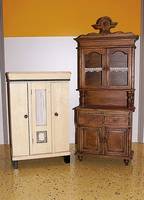 Puppenaufsatzschrank, 80er Jahre, nach altem Vorbild, um 1900, braun antik staffiert, Vitrinenteil mit Einlegeboden, schÖn geschnitzt und ...