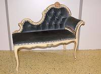 Kleine Recamiere, wohl Frankreich, um 1900, beige gefasst, Beine geschweift, schÖn geschwungene RÜckenlehne, z.T. mit Rocaillenverzierung, ...