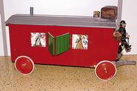 Jahrmarktswagen, 60er Jahre, Holz, rot und grau gefasst, zwei Achsen, eine lose, mit dezenter Inneneinrichtung, Alterssp., wohl Eigenanfertigung, ...