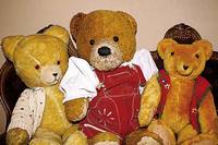 Teddy, 40er/50er Jahre, goldblonder MohairplÜsch, nach altem Vorbild um 1905, spitze Schnauze, anged. Buckel, Scheibengelenke, l. besp., ein Bein ...