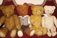 Konvolut 2 TeddybÄren, 40er Jahre, ungemarkt , brauner bzw. rotbrauner PlÜsch, Holzwolle gestopft, Scheibengel., an den Schnauzen genÄht, ...