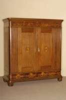 Schrank, deutsch/wohl Westfalen, um 1830/40, Eiche massiv, original FÜße, TÜren und Kopf mit schÖnen Einlegearbeiten aus verschiedenen ...