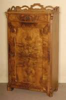 Vertiko, deutsch, um 1870, Louis-Philippe, Korpus Weichholz, Nußbaumfurnier, 1-tÜrig, mit Schublade, diese ohne SchlÜssel, Abschluß mit ...