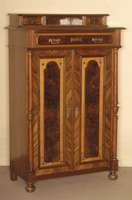 Vertiko mit Aufsatz, deutsch, um 1880, GrÜnderzeit, Kopus Weichholz, Nußbaum furniert , z.T. Wurzel, Lisenen mit vorgesetzten gedrechselten ...