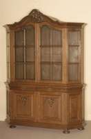 Prahlhans, deutsch, um 1910, Eiche massiv, z.T. furniert, seitliche und frontale Sprossenverglasung, gebogener Kopf mit plastischen Rocaillen- und ...