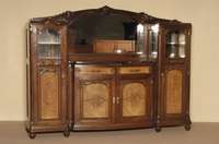 Buffet, Frankreich, um 1905, Korpus Weichholz, Nußbaum massiv, auf KugelfÜßen, mittig vorstehend, elegant gebogen, TÜrfÜllungen mit hellem ...