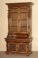 Aufsatzschrank, deutsch, um 1870, GrÜnderzeit, Hoflieferant wohl Großguß Berlin, Korpus Weichholz, z.T. Eiche massiv, Nußbaum- bzw. ...