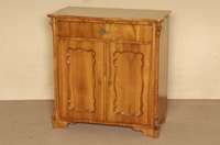 Halbschrank, deutsch, um 1860, Korpus Weichholz, Kirschbaumfurnier, z.T. gespiegelt, sogenannte BrezelfÜllungen, abgeplattete Seiten, aufgesetzte ...