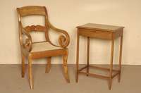 Armlehnstuhl, deutsch, um 1830, Biedermeier, Kirschbaum massiv, auf SÄbelbeinen, gerade RÜckenlehne, verstrebt, Armlehnen mit sehr schÖnem ...