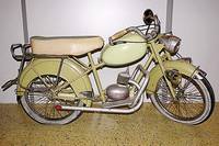 Kindermotorrad, wohl deutsch, 20er J., hellgrÜn lackiert, weisser Ledersattel, Alterssch., l. aufgearbeitet, sammelw., sehr dekorativ, Fu. nicht ...