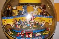 Grosser Musik-Spielautomat, 60er/70er Jahre, bez.: All Your favorite TV-Stars, mit Stofftieren, Tanzfiguren, Autos usw., Plexiglaskugel, ...