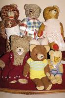Konvolut drei Teddys, ca. 40-50er J., grau, braun u. hellbraun, Alterssch., bespielt, z.T. l.aufgearbeitet, H.ca.33/42/50cm