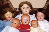 Konvolut drei Massepuppen, 30-40er J., braune/blaue Glasaugen, 2x Schlafaugen; EchthaarperÜcken, MassekÖrper, bespielt, l.Alterssch., z.T. l. ...