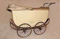 Kinderwagen, deutsch, 20er/30er Jahre, Marke Naether, RÄder z.T. korrodiert, Himmel mit stÄrkeren AltersschÄden, seitl. dezent gemustert, H. ca. ...