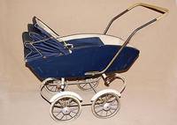 Puppenwagen, deutsch, 40er/50er Jahre, blau, Himmel besch., Gebr.-Spuren, H. ca. 68cm