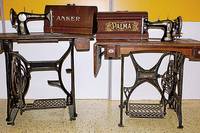 StandnÄhmaschine, Gritzner Durlach, um 1900, Gußeisen, reicher Golddekor, ArbeitsflÄche und orig. Abdeckung (diese bez. Palma) mit ...