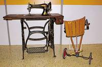 StandnÄhmaschine, Stoewer, um 1900, Gußeisen , reicher Golddekor, Arbeitsplatte mit dezenten Einlegearbeiten, Gebr.- u. Altersspuren, 1 ...