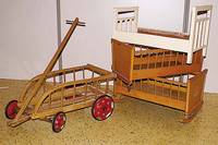 Konvolut drei Puppenbettchen, 50er-60er J., 1x auf Rollen, Holz, 1x weiß gefasst ohne Boden, verschiedene Masse: H.ca.36/38/33cm; L .ca.65cm; ...