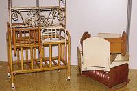 Konvolut vier Puppenbettchen, 50er-60er J., Holz, 2 Wiegen; 2x weiß gefasst, verschiedene Masse: H. ca.23-35cm; L. ca.44-55cm; bespielt, ...