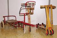 Konvolut aus Kinderfahrzeug u. Roller, ca. 30-50er J., Holz, Metall, L.ca.104/57cm; bespielt, l.Alterssch.