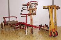 Konvolut aus 3 Rollern, 50er J., Holz, L.54-57cm, bespielt, l.Alterssch.