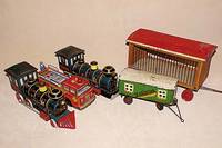 2 Zirkuswagen, 30er/40er Jahre, 1 x Holz, Wagen fÜr Tiere, vergittert, L. ca. 36 cm, 1 x Blech, bunt handbemalt, stÄrker korr., L. ca. 23 cm, ...