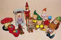 Konvolut Holzspielzeug, 40er-60er Jahre, Spardose in Pilzform, 2 Flohspiele, CelluloidpÜppchen mit Schaukel, Pinocchio, bunt bemalt, bespielt, ...