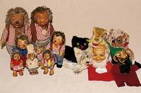 Konvolut Meckis, Mickis und Mucki, Steiff, 50er-80er Jahre, 2 Mickis, ca.12-17cm, 5 Meckis ca. 12-26 cm, z.T. stÄrker bespielt und l. besch., dazu ...