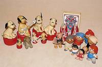 Konvolut 5 MainzelmÄnnchen, 60er/70er Jahre, Kunststoff, 3 kleine FigÜrchen und ein GlÜcksferkel mit Wackelkopf, alles bespielt, dazu ein Paar ...