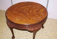 Runder Tisch, China, um 1900, Holz, 5 Beine, l. geschweift, Tischplatte aufwendig und reich beschnitzt mit chin. Szenerie und versch. Personen, ...
