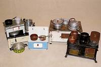 Konvolut 3 Puppenherde, 40er/60er Jahre, 2 x Blech fÜr kleinere PuppenkÜche, 1x grÖßer, dieser ursprÜngl. elektr., Kabel fehlt, jeweils 2 ...