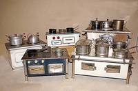 Konvolut 3 Puppenherde, 30er/50er Jahre, 2 x Blech fÜr kleinere PuppenkÜche, 1x grÖßer, dieser elektr., Fkt. nicht gepr., 2 bzw. 3 Kochstellen, ...