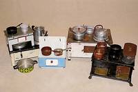 2 Puppenherde, 20er/30er Jahre, Metall, schwarz und weiß gefasst, 1 x mit TÖpfen zum Versenken und Wasserschiff, eine TÜr sek., 1x mit 3 Alu ...