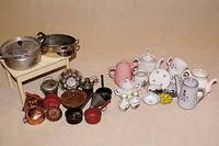 Sehr umfangreiches Konvolut Puppengeschirr, 20er-60er Jahre, Überw. Porzellan,u.a. ca. 10 Kaffeekannen, viele MilchkÄnnchen, Tassen und ...