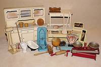 Sehr umfangr. Konvolut Puppenstuben- bzw. KaufladenzubehÖr, 30er-60er Jahre, u.a. 3 Porzellan-Toiletten, 3Badewannen (1emailliert) , 4 Waagen, 7 ...