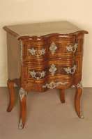 Kommode, deutsch, um 1880, Dresdner Barockstil, Korpus Weichholz, aufgelegt mit ausgesuchtem Nußbaumfurnier, sehr aufwendige Verarbeitung, auf ...