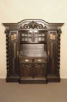 Vielzweckschrank, deutsch, um 1890/95, GrÜnderzeit, Korpus Eiche, Weichholz und Buche massiv, Eichefurnier, dieses in den TÜren und Einlagen ...