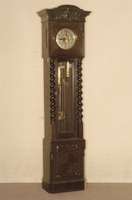 Prunkstanduhr, deutsch, um 1895/1900, Korpus Eiche, Weichholz, Buche, ausgesuchtes Eichefurnier, braunschwarz gebeizt, aufgelegte 3/4-SÄulen, in ...