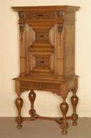 Stollenschrank, Holland, um 1880, Willem III , Eiche massiv, durch Y-streben verbunden, BalustersÄulen, stehender gerader Korpus mit Schublade, ...