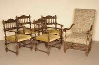 4 StÜhle, England, 20er/30er Jahre, Buche massiv, mit Anspielungen auf flÄmischen Barock von 1680, reiche Drechselarbeit, Zahnfriesverzierung, ...