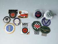 9x PLAKETTEN "BRITISH" - aus Sammlung, 1.BENTLEY Drivers Club d75 Metall verchromt Schrift sachwarz, 2. MG Car Club 95x70 Metall verchromt ...