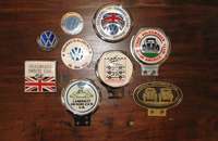 9x PLAKETTEN VW International" - 1. VOKSWAGEN Owners Club GB 75x75 Metall verchromt 3D, 2. VINTAGE VOLKSWAGEN Club of America d90 Metall ...
