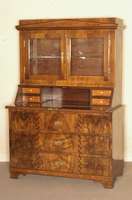 Louis-Seize-SchrÄgklappensekretÄr mit Glasaufsatz, um 1780, Nußbaum-Wurzelholz, intarsiert mit Vogelaugenahorn, Ahorn und Mahagoni, 2-teilig, ...