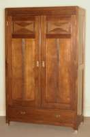 Kleiderschrank, Jugendstil, um 1910/20, Eiche massiv, TÜren Mahagoni und Nussholz, zweitÜrig, Sockelschublade, Alters- und Gebrauchsspuren, ohne ...