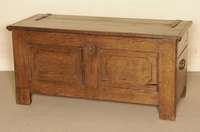 Truhe, deutsch, um 1800, Eiche massiv, auf Stollen, Front mit 2 kassettierten FÜllungen, Deckel spÄter erneuert, daher fehlt der Schließzapfen, ...