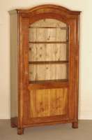 SpÄtbiedermeier-Vitrine, um 1850, 1-tÜrig, Kirsche massiv, TÜr im unteren Bereich FÜllung, innen unten eingelassener Zwischenboden, Gesims ...