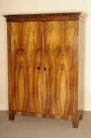 frÜher Biedermeierschrank, Wien, um 1820, Nußbaum furniert auf Tanne massiv, TÜren innen gegenfurniert, SchlÜsselschilder ebonisiert in ...